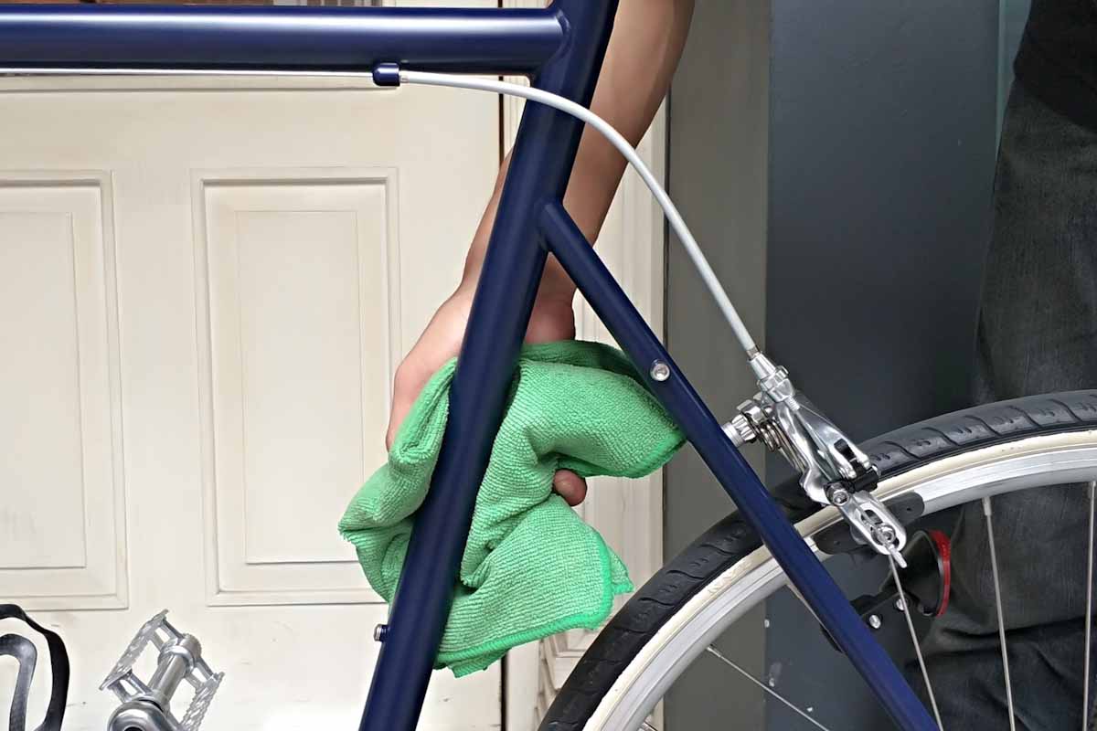 ทำความสะอาดเฟรมจักรยานด้วยผ้าเปียงหมาดๆ ก็เพียงพอแล้ว